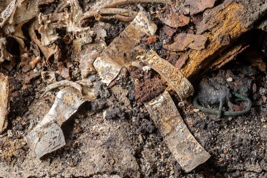 Pozostałości mieczyka przy bogato zdobionym pasie /foto: BLFD /