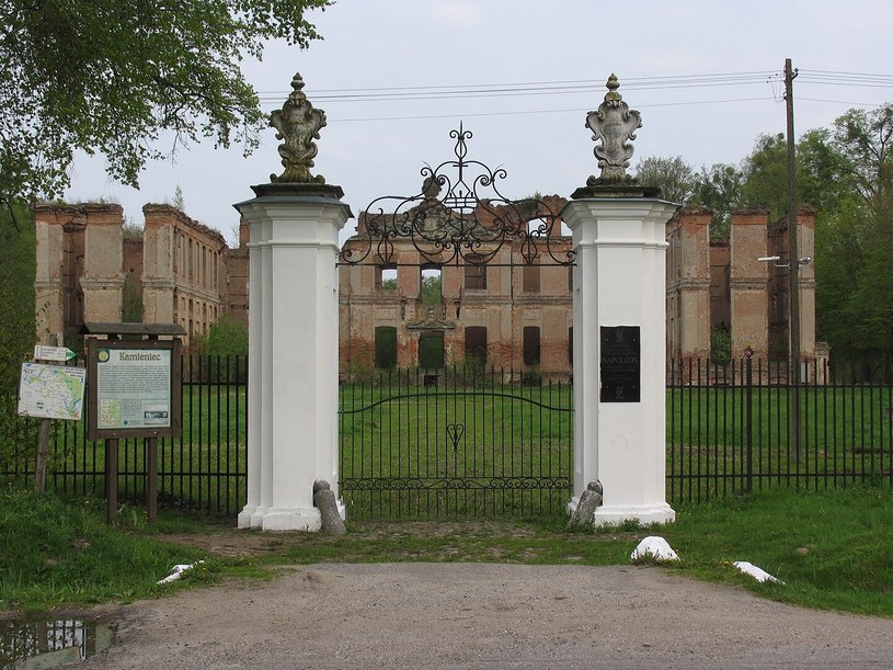 Pozostałości pałacu w Kamieńcu /Kozak1410, CC BY-SA 3.0 pl /Wikimedia