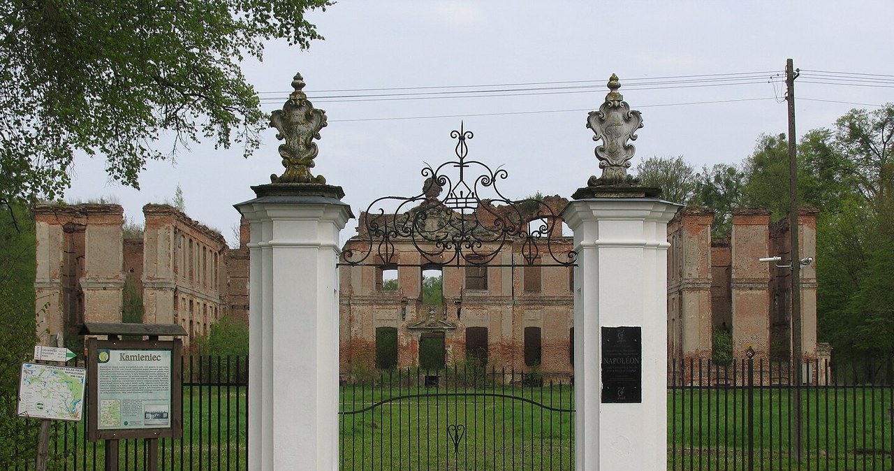 Pozostałości pałacu w Kamieńcu /Kozak1410, CC BY-SA 3.0 pl /Wikimedia