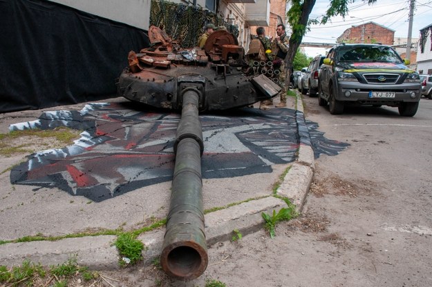 Pozostałości po rosyjskim czołgu pokazane w ramach akcji artystycznej „Państwo Graniczne” w Charkowie /Mykola Kalyeniak /PAP