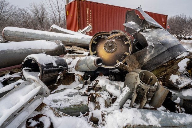 Pozostałości rakiety (prawdopodobnie północnokoreańskiego "Iskandera"), wystrzelonej przez wojska rosyjskie, 6 stycznia w Charkowie. /Mykola Kalyeniak /PAP