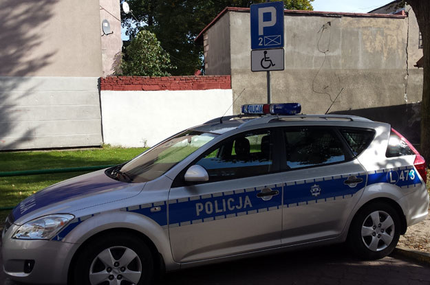 Pozostawiony w niedozwolonym miejscu radiowóz należy do Szkoły Policji w Słupsku. Skandal /Fot. "Sfotografuj policjanta" /Informacja prasowa