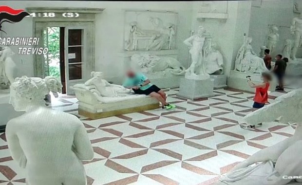 Pozował do zdjęcia. Urwał palce u stopy 200-letniej rzeźbie 