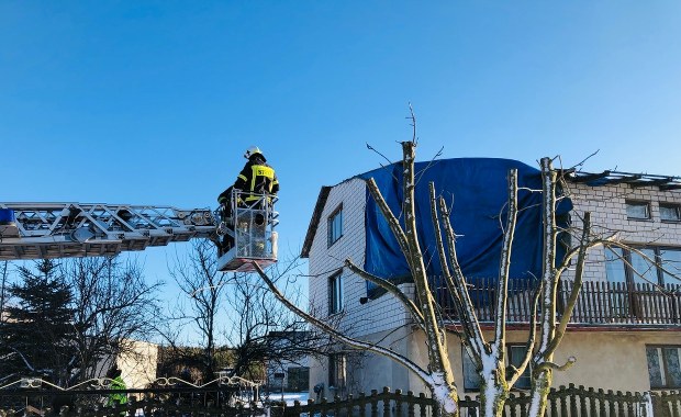 Pozrywane dachy, nieprzejezdne drogi. Burza śnieżna nad Polską [FILMY I ZDJĘCIA]