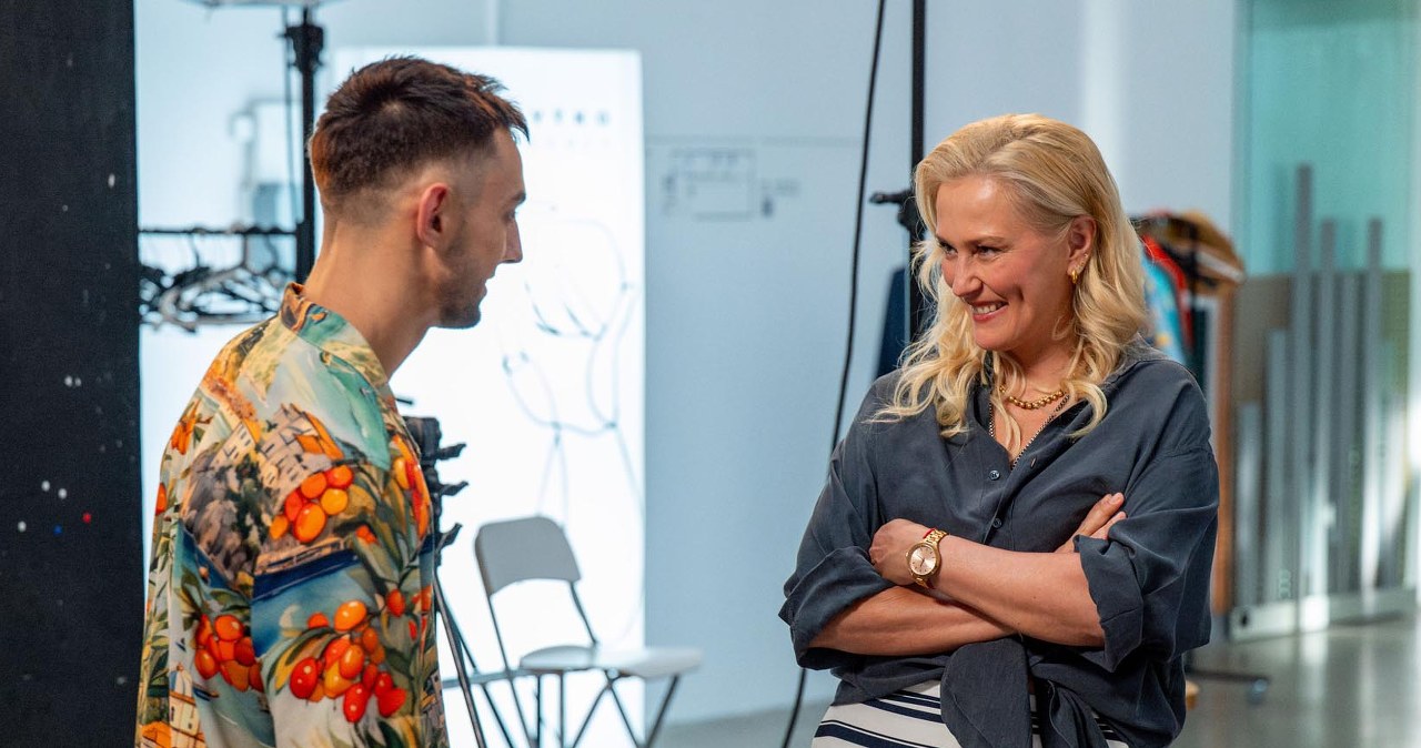 Pozującemu do zdjęć Mirkowi z wielką uwagą przyglądać się będzie właścicielka agencji /Źródło: AIM