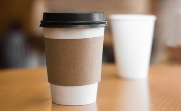 Pozwał sieć kawiarni za poparzenie gorącą herbatą. Gigantyczne odszkodowanie 