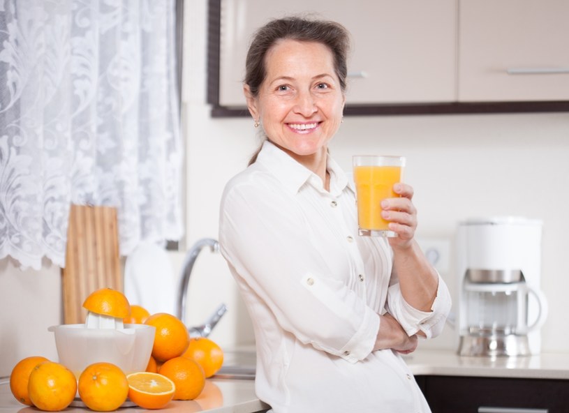 Pozytywny wpływ na poziom cholesterolu ma także sok pomarańczowy /123RF/PICSEL