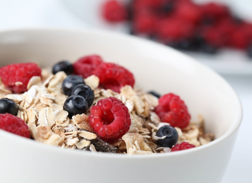 Pożywne i sycące śniadanie to podstawa! Owsianka z sezonowymi owocami to pyszny początek dnia /123RF/PICSEL