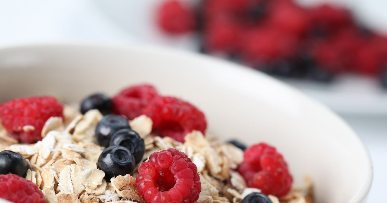 Pożywne i sycące śniadanie to podstawa! Owsianka z sezonowymi owocami to pyszny początek dnia /123RF/PICSEL