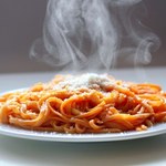 Pożywne spaghetti z piekarnika. Kultowy włoski przysmak w nowym wydaniu