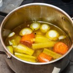 Prababcie dodawały do rosołu zamiast lubczyku, dla nas to chwast. Pomaga na niestrawność i przeziębienie