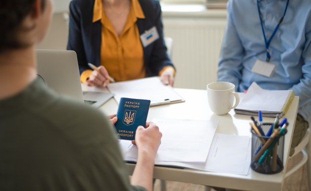 Praca czeka w małych miastach. "Potrzebny program relokacji uchodźców"