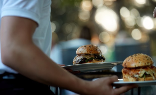 Praca dodatkowa to już norma. Coraz więcej Polaków ma drugi etat