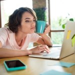 Praca hybrydowa zostaje z nami. Polacy nie chcą wracać do biur