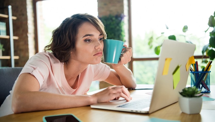 Praca hybrydowa zostaje z nami. Polacy nie chcą wracać do biur