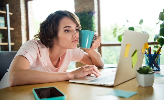 Praca hybrydowa zostaje z nami. Polacy nie chcą wracać do biur