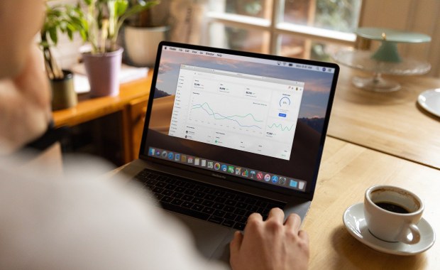 Praca hybrydowa zostanie z nami na dłużej? Głos eksperta 