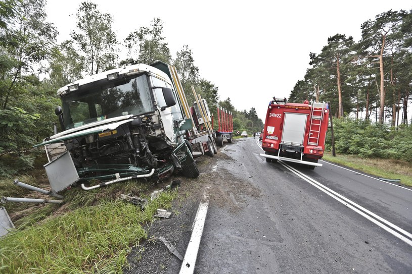 Praca inspektorów ITD, nowoczesne drogi i ciężarówki - to wszystko wpływa na spadek liczby wypadków /Piotr Jędzura /Reporter