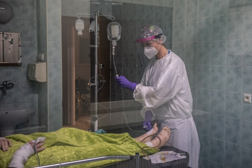 Praca lekarzy w czasie pandemii koronawirusa na odziale zakaźnym, na zdjęciu szpital Bródnowski w Warszawie, fotografia ilustracyjna /Filip Blazejowski /Agencja FORUM