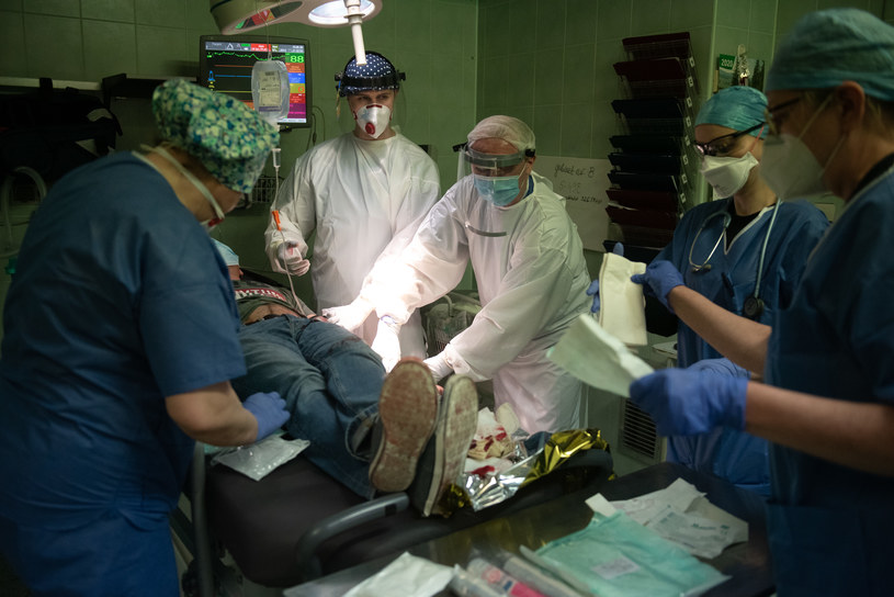 Praca medyków w czasie pandemii koronaworusa, na zdjęciu Szpital Bródnowski w Warszawie /Filip Blazejowski /Agencja FORUM