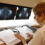 Praca na nocną zmianę zwiększa ryzyko raka piersi 