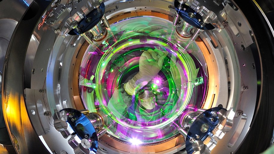 Praca przy jednym ze zwierciadeł detektora Virgo /© EGO/Virgo/Maurizio Perciballi /Materiały prasowe