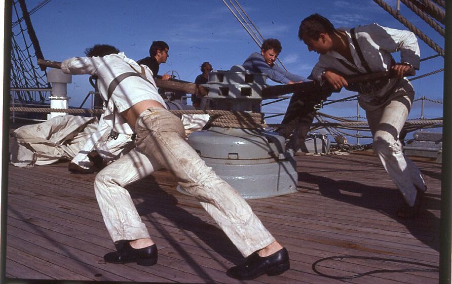 Praca przy kabestanie - mało handszpaków nie połamią! „Dar Pomorza” w 1979 r. /Fot. A. Tschabold / Narodowe Muzeum Morskie w Gdańsku /