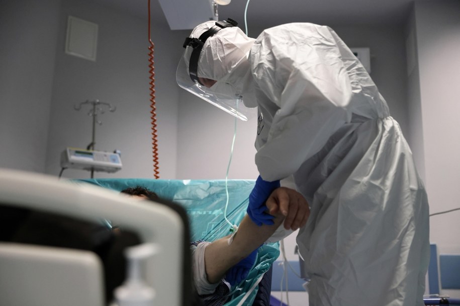 Praca służb medycznych na SOR dla chorych na Covid-19 w Centralnym Szpitalu Klinicznym MON Wojskowego Instytutu Medycznego w Warszawie, /Leszek Szymański /PAP