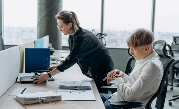 Praca w mniejszych miastach – jakie atuty przyciągają kandydatów szukających stabilizacji?