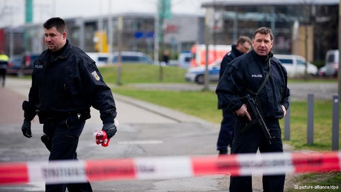 Praca w policji wygląda wszędzie tak samo, tyle że w Niemczech jest lepiej płatna /Deutsche Welle
