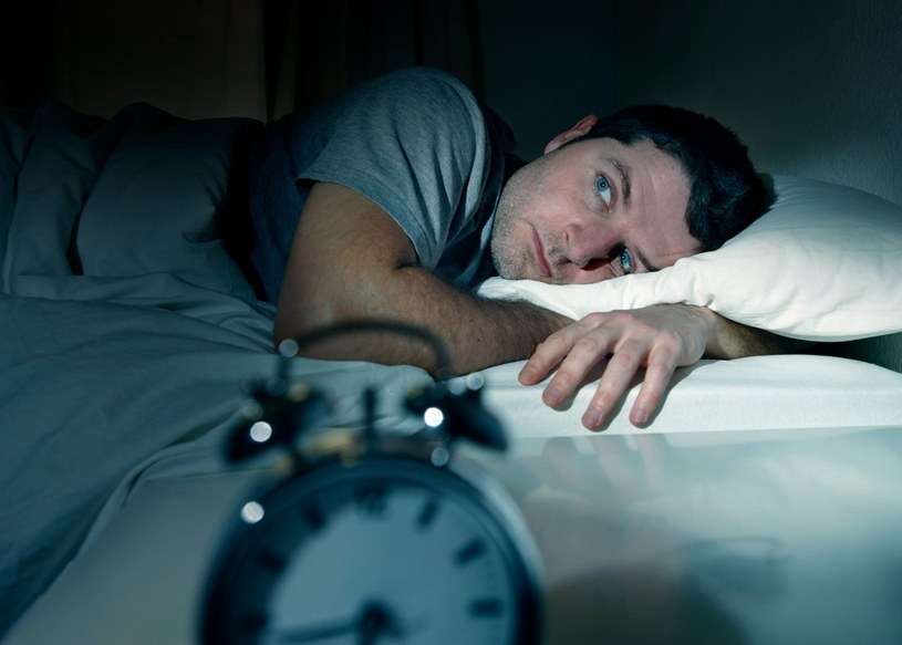 Praca zmianowa, szczególnie w nocy, powoduje u części osób zaburzenia snu. /123RF/PICSEL