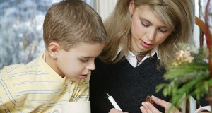 Prace domowe znowu będą oceniane? Resort zwleka z decyzją