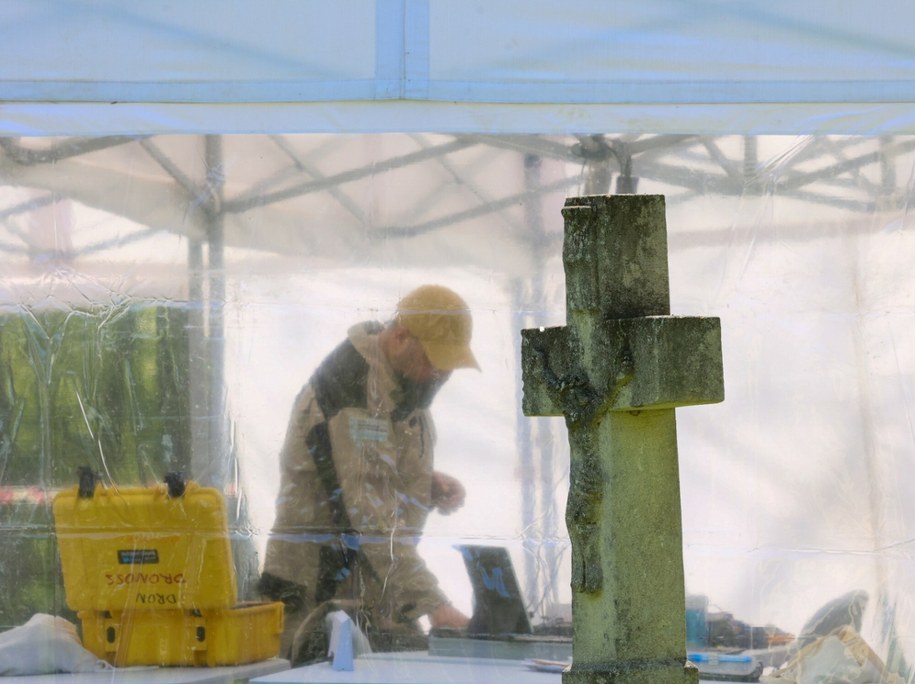 Prace ekshumacyjne w Puźnikach, kwiecień 2025 r. /Wojciech Olkusnik  /East News