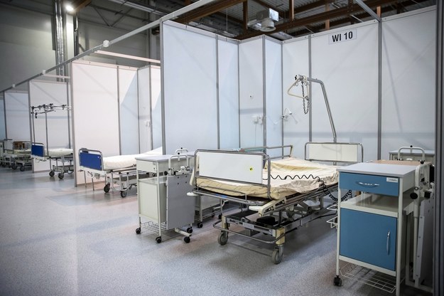 Prace końcowe przy budowie i wyposażeniu szpitala tymczasowego dla pacjentów z Covid-19 na terenie Międzynarodowego Centrum Targowo-Kongresowego EXPO Kraków /	Łukasz Gągulski /PAP