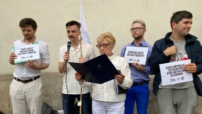 "Pracę lekarzy reguluje prawo, a nie tweety ministra". Protest ws. recept