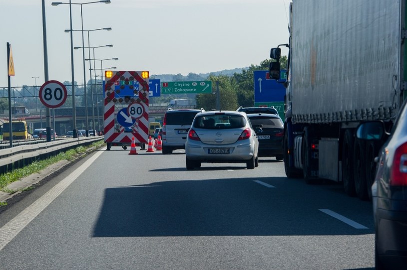 Prace na drodze przy otwartym ruchu to nie jest bezpieczne zajęcie /Tadeusz Koniarz /Reporter