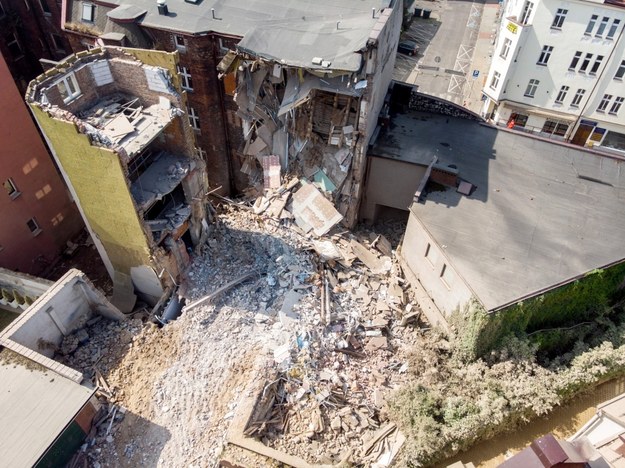 Prace na miejscu katastrofy budowlanej w Chorzowie /Andrzej Grygiel /PAP