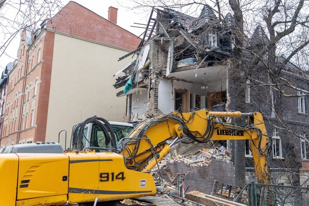 Prace na miejscu wybuchu gazu w trzypiętrowej kamienicy w Katowicach-Szopienicach /Michał Meissner /PAP
