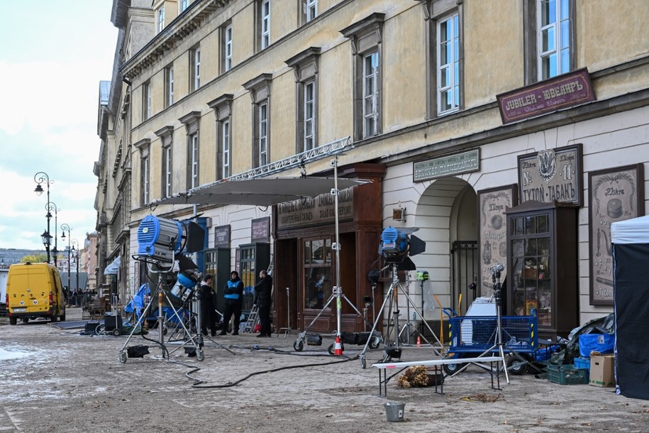 Prace na planie filmowym nowej ekranizacji "Lalki" w reżyserii Macieja Kawalskiego /Radek Pietruszka /PAP