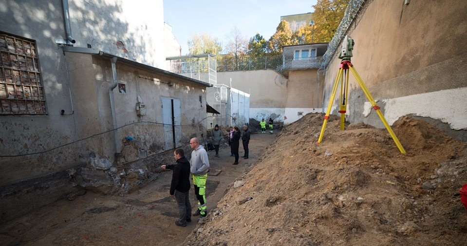 Prace na terenie dawnego więzienia przy ulicy Rakowieckiej 37 w Warszawie /IPN