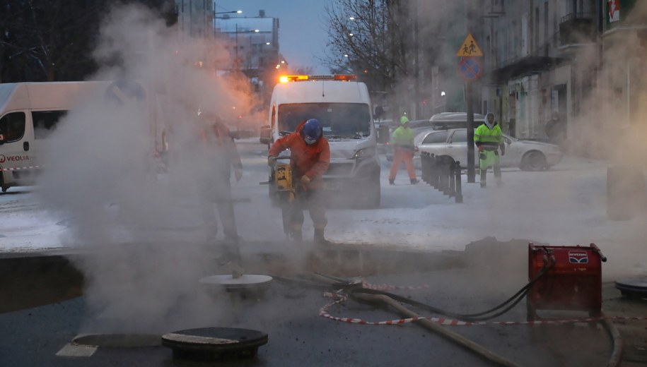 Prace na ulicy Jagiellońskiej po awarii rury sieci ciepłowniczej w Warszawie /Wojciech Olkusnik /PAP