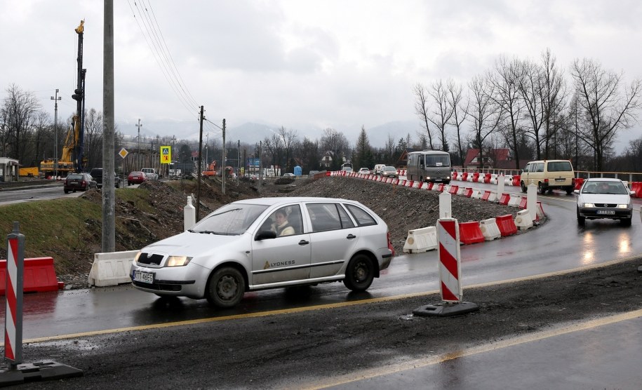 Prace na zakopiance w Poroninie / 	Grzegorz Momot    /PAP