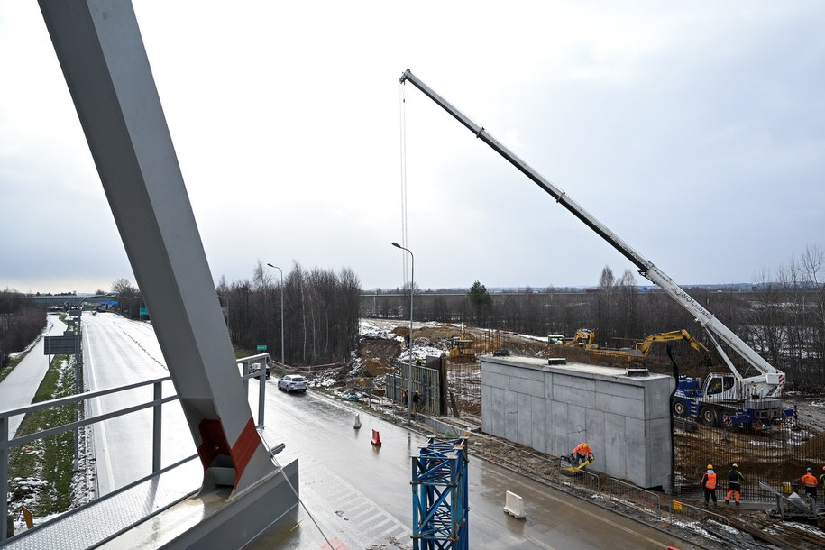 Prace nad drogą krajową nr 9 w miejscowości Rudna Mała (zdjęcie z 01.02.2023) /Darek Delmanowicz /PAP