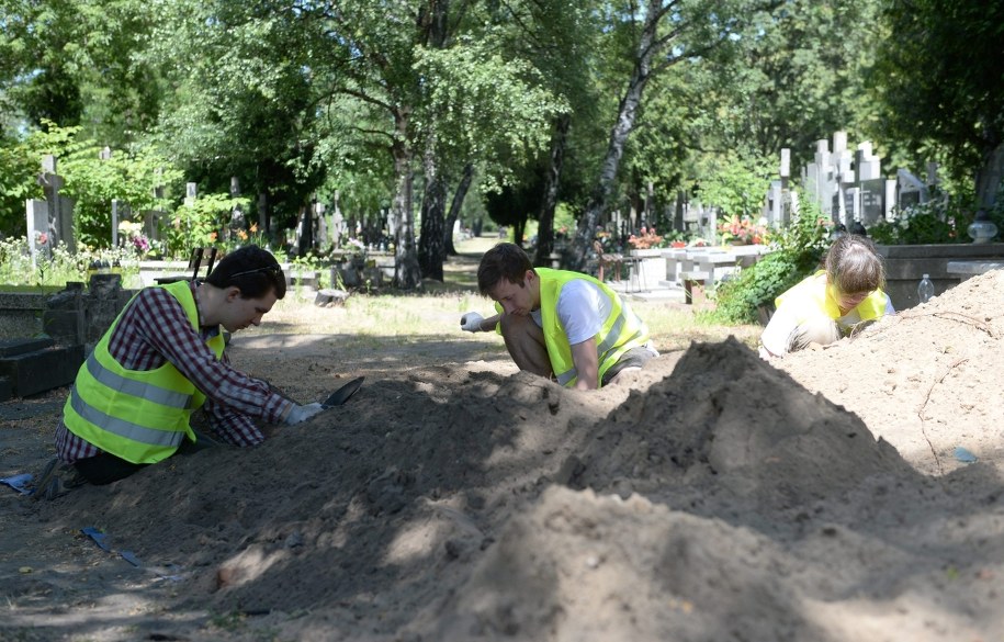 Prace poszukiwawcze na Cmentarzu Bródnowskim /Bartłomiej Zborowski /PAP
