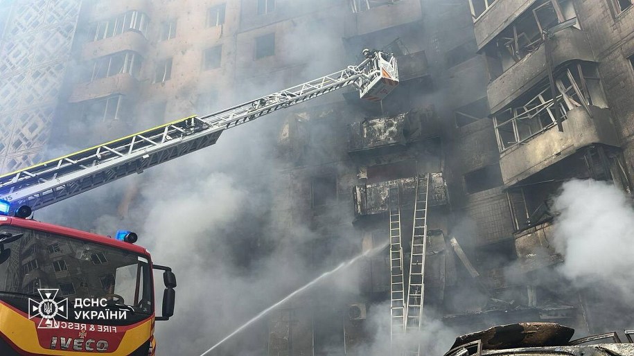 Prace poszukiwawczo-ratownicze w Tarnopolu /DSNS Ukraina /PAP