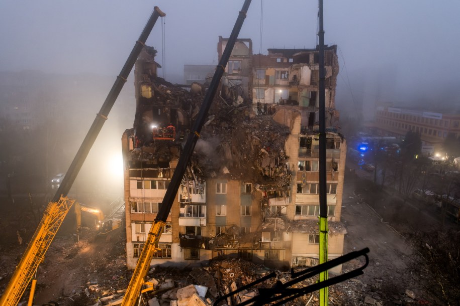 Prace poszukiwawczo-ratownicze w ukraińskim Tarnopolu po rosyjskim ataku rakietowym /VLADISLAV MUSIENKO /PAP