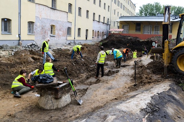 Prace prowadzone przez IPN na terenie byłego więzienia przy ul. Rakowieckiej w Warszawie /Jakub Kamiński   /PAP