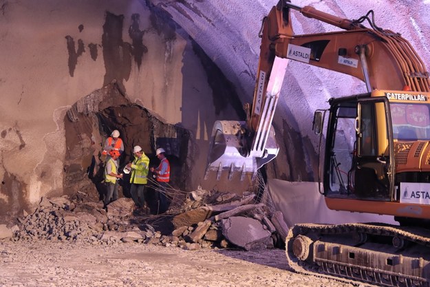 Prace przy budowie tunelu na zdjęciu archiwalnym z października 2019 roku / 	Grzegorz Momot    /PAP