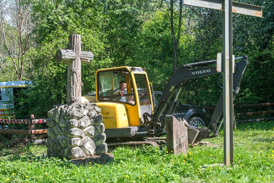 Prace przy ekshumacji polskich ofiar zbrodni wołyńskiej w Puźnikach /Vladyslav Musiienko /PAP