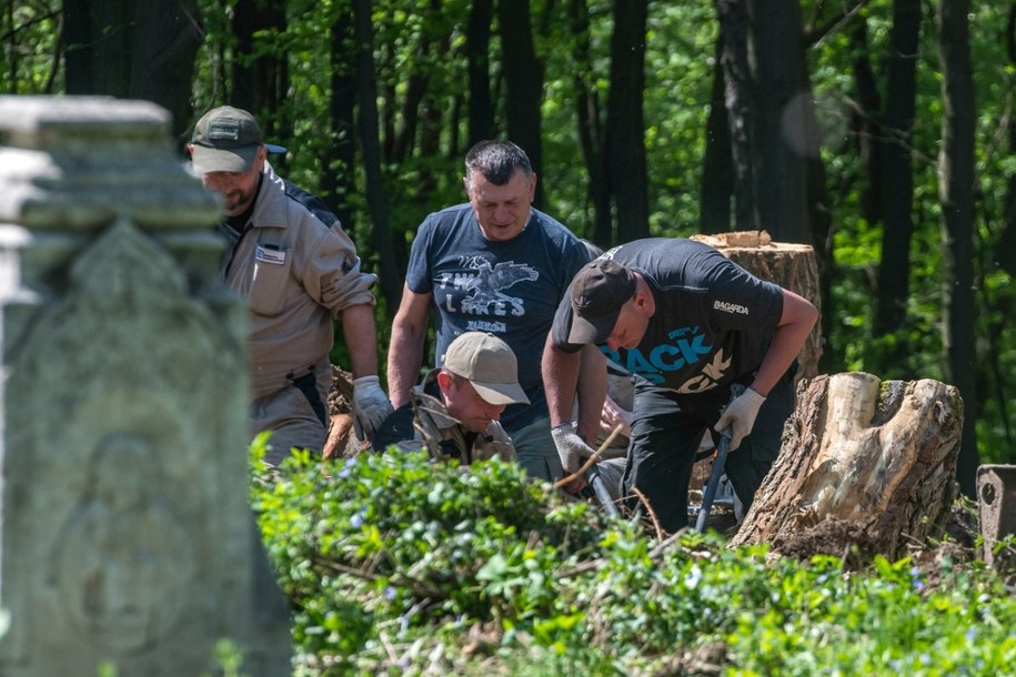 Prace przy ekshumacji polskich ofiar zbrodni wołyńskiej w Puźnikach w obwodzie tarnopolskim na zachodzie Ukrainy /PAP
